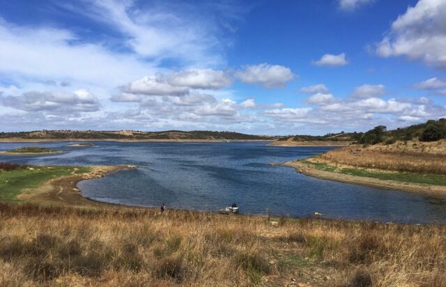 “Um lago de plásticos…” Investigadores do MED participam em estudo internacional sobre acumulação de microplásticos em sistemas de água doce